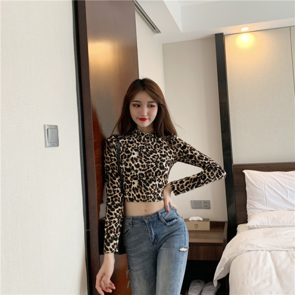 Testhezálló női blúz leopárd mintával és félmagas gallérral - crop top