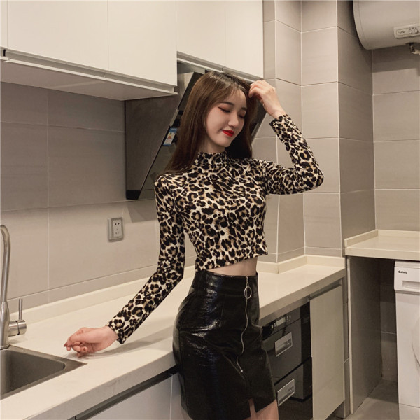 Testhezálló női blúz leopárd mintával és félmagas gallérral - crop top