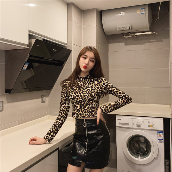 Testhezálló női blúz leopárd mintával és félmagas gallérral - crop top
