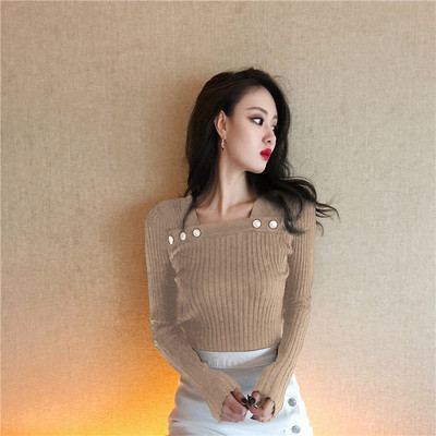 Alkalmi női blúz négyzet alakú nyakkivágással és gombokkal