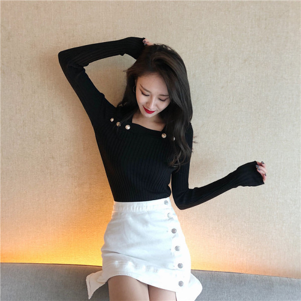 Alkalmi női blúz négyzet alakú nyakkivágással és gombokkal