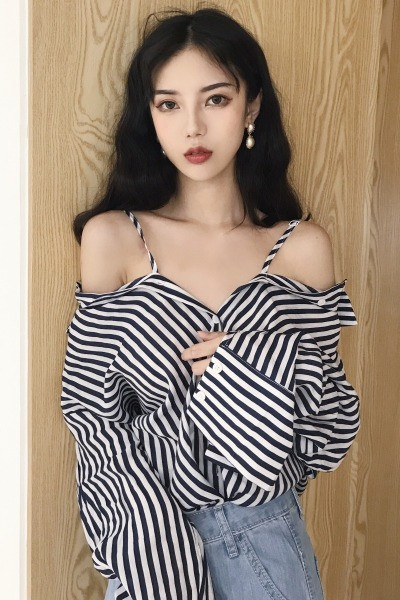 Széles csíkos női ing lehajtható ujjakkal és vékony pántokkal