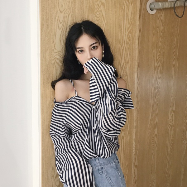 Széles csíkos női ing lehajtható ujjakkal és vékony pántokkal