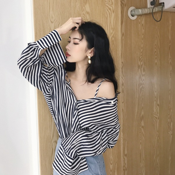 Széles csíkos női ing lehajtható ujjakkal és vékony pántokkal