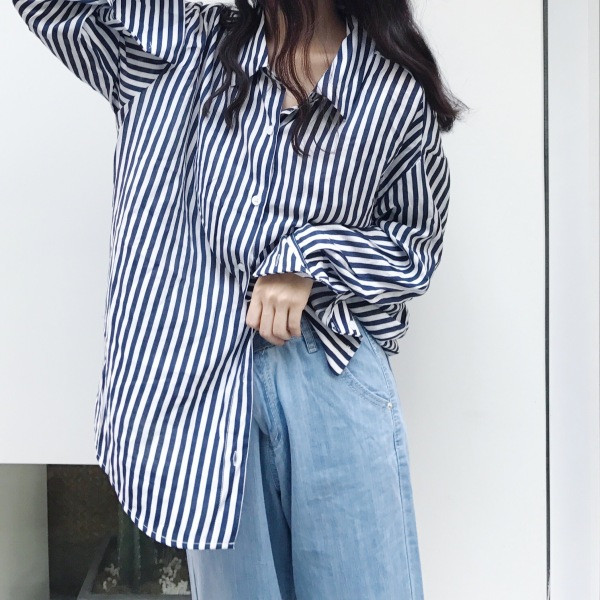 Széles csíkos női ing lehajtható ujjakkal és vékony pántokkal