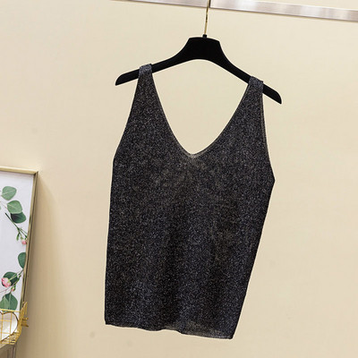 Laiade rihmade ja läikiva efektiga õhukesest kudumisest suures suuruses kaasaegne naiste topp