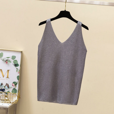 Laiade rihmade ja läikiva efektiga õhukesest kudumisest suures suuruses kaasaegne naiste topp