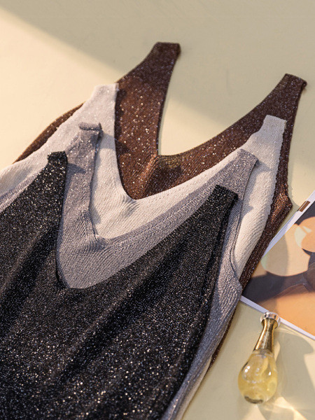 Laiade rihmade ja läikiva efektiga õhukesest kudumisest suures suuruses kaasaegne naiste topp