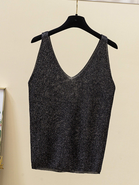 Laiade rihmade ja läikiva efektiga õhukesest kudumisest suures suuruses kaasaegne naiste topp