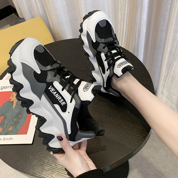 Kareda talla ja paeltega naiste vabaaja tossud