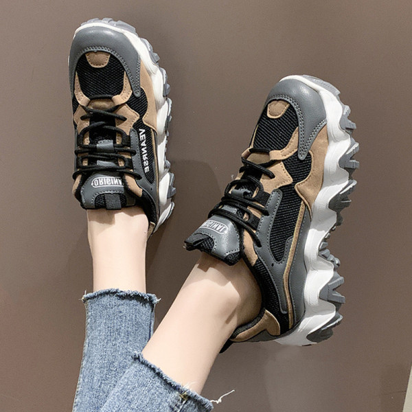 Kareda talla ja paeltega naiste vabaaja tossud