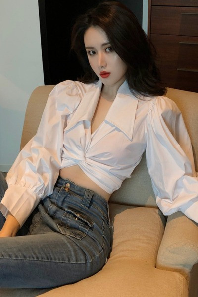 Kratka ženska košulja sa velikom kragnom i širokim rukavima