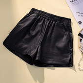 Nagy méretű női rövidnadrág műbőrből, magas derékkal