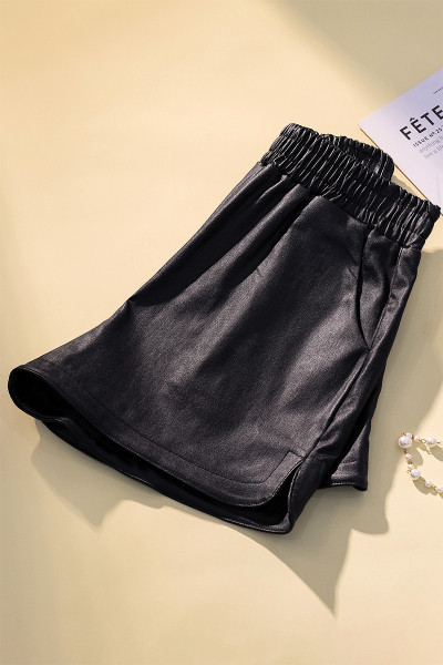 Nagy méretű női rövidnadrág műbőrből, magas derékkal