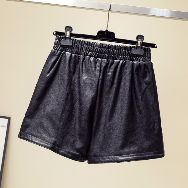 Nagy méretű női rövidnadrág műbőrből, magas derékkal