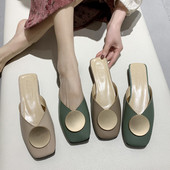 Alkalmi női papucs fém elemmel, alacsony sarokkal