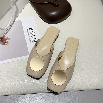 Alkalmi női papucs fém elemmel, alacsony sarokkal