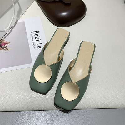 Alkalmi női papucs fém elemmel, alacsony sarokkal