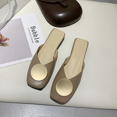 Alkalmi női papucs fém elemmel, alacsony sarokkal