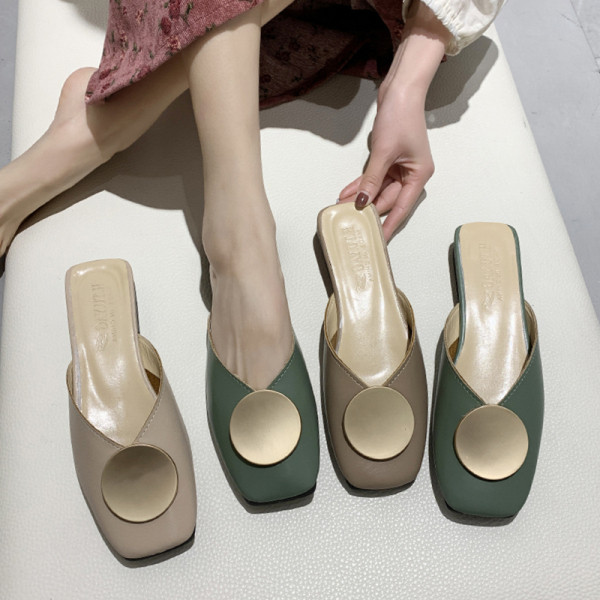 Alkalmi női papucs fém elemmel, alacsony sarokkal