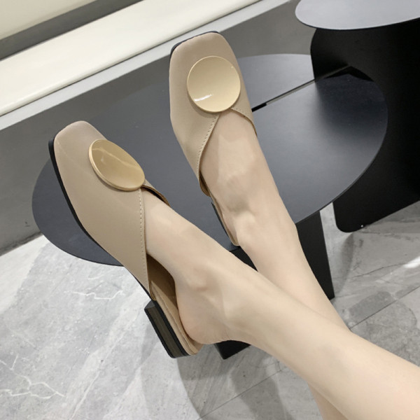 Alkalmi női papucs fém elemmel, alacsony sarokkal