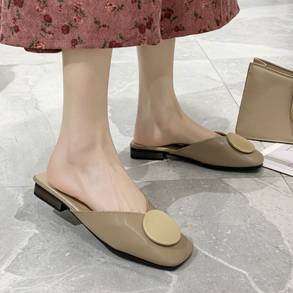 Alkalmi női papucs fém elemmel, alacsony sarokkal