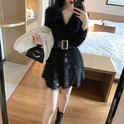 Bolyhos női ruha spitz nyakkivágással, hátul megkötővel