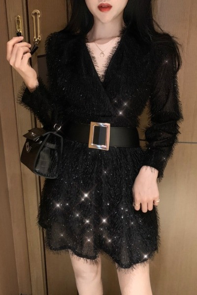 Bolyhos női ruha spitz nyakkivágással, hátul megkötővel