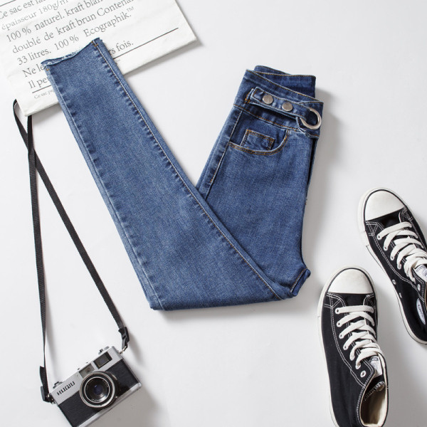 Kõrge vöökoha ja mittestandardse kinnitusega vabaaja naiste teksad