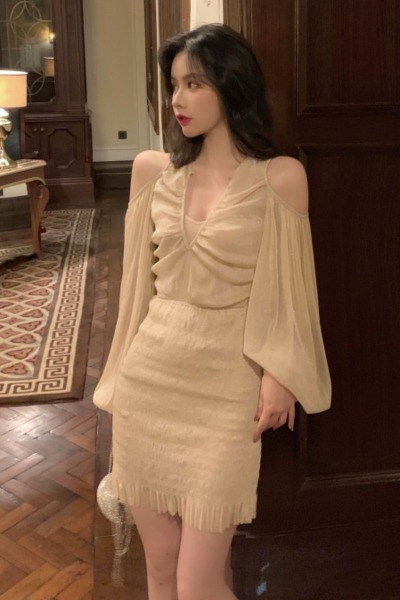 Beež naiste kleit langetatud laiade varrukatega