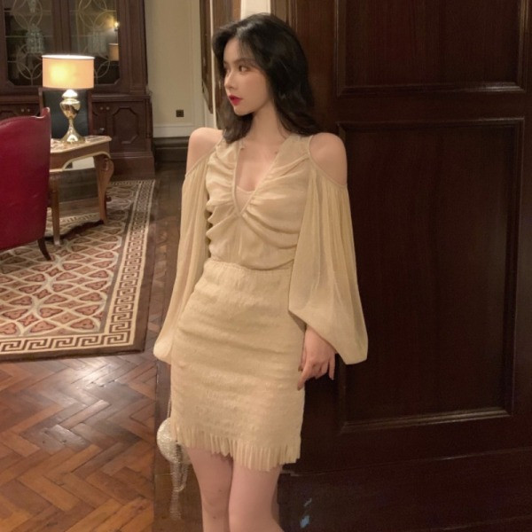 Beež naiste kleit langetatud laiade varrukatega