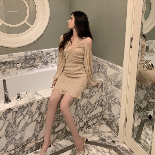 Beež naiste kleit langetatud laiade varrukatega