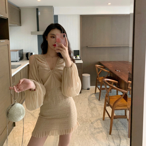 Beež naiste kleit langetatud laiade varrukatega