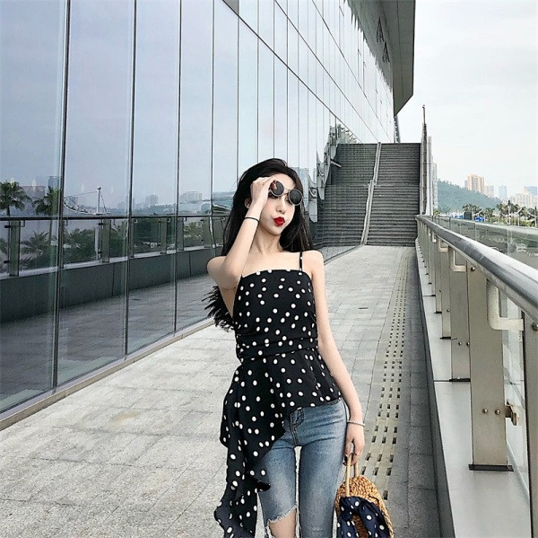 Napi aszimmetrikus női felső vékony pánttal