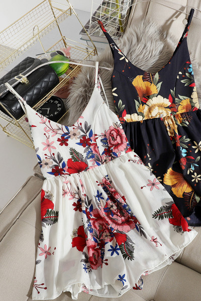 Lillemustri ja peenikeste rihmadega naiste suviste kombinesoonide uus mudel