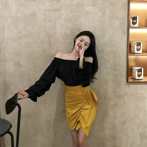 Kollane naiste asümmeetriline kõrge vöökohaga seelik, millel on volditud esiosa