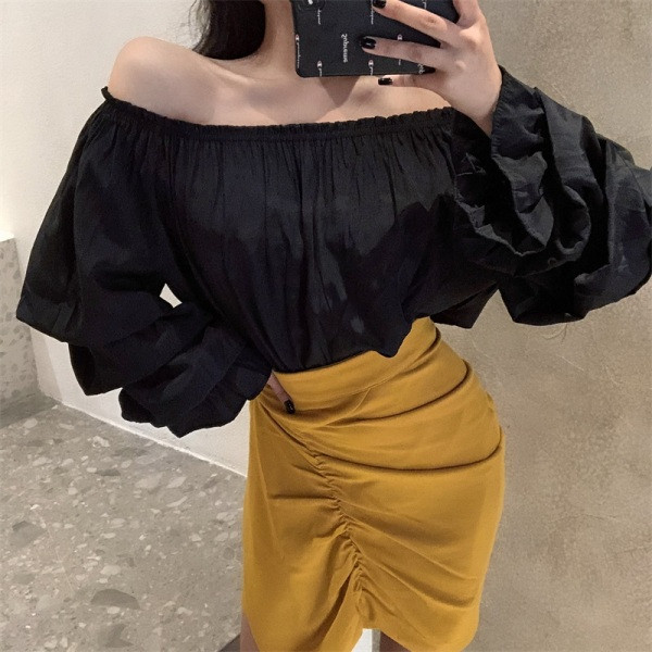 Kollane naiste asümmeetriline kõrge vöökohaga seelik, millel on volditud esiosa