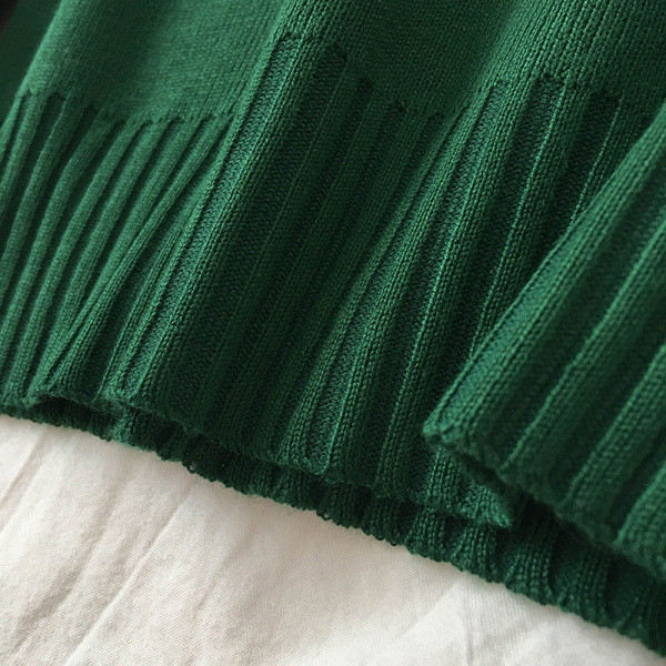 Sima női pulóver magas gallérral és hosszú ujjal