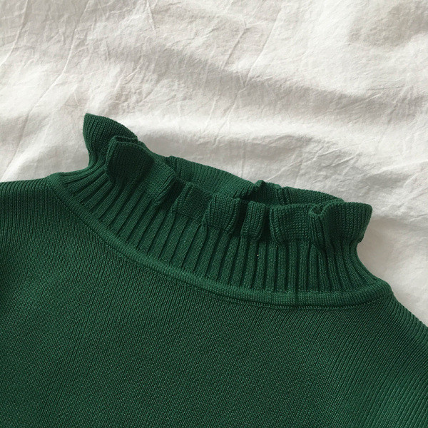 Sima női pulóver magas gallérral és hosszú ujjal