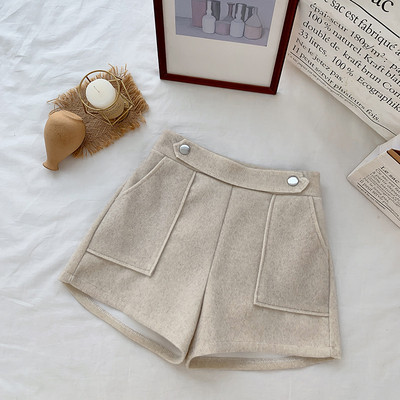 Modern női rövidnadrág magas derékkal és zsebekkel