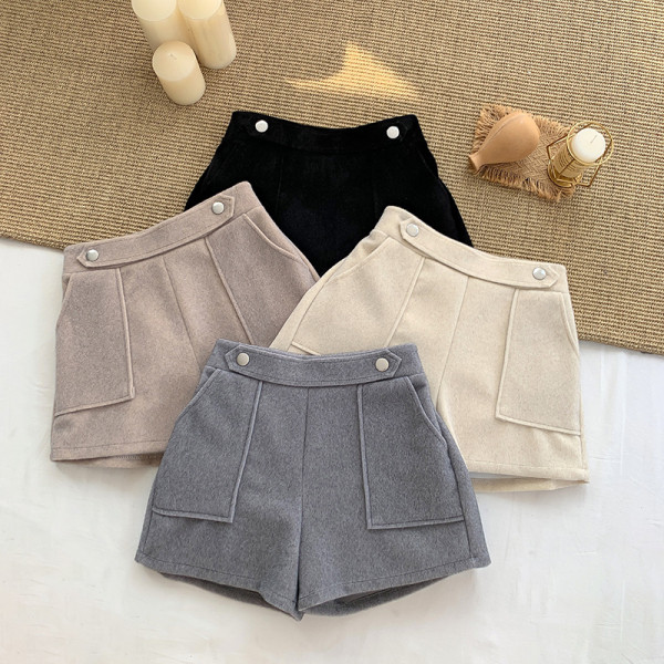 Modern női rövidnadrág magas derékkal és zsebekkel