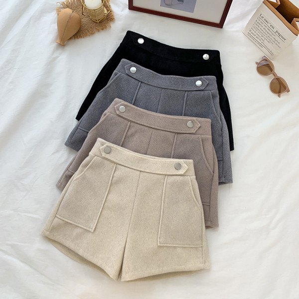 Modern női rövidnadrág magas derékkal és zsebekkel