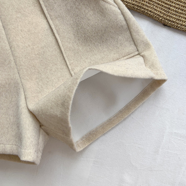 Modern női rövidnadrág magas derékkal és zsebekkel