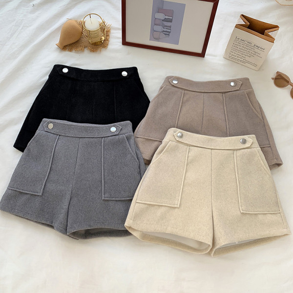 Modern női rövidnadrág magas derékkal és zsebekkel