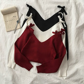 Õhuke paljaste õlgade, spitsikaelusega ja lipsudega naiste kampsun