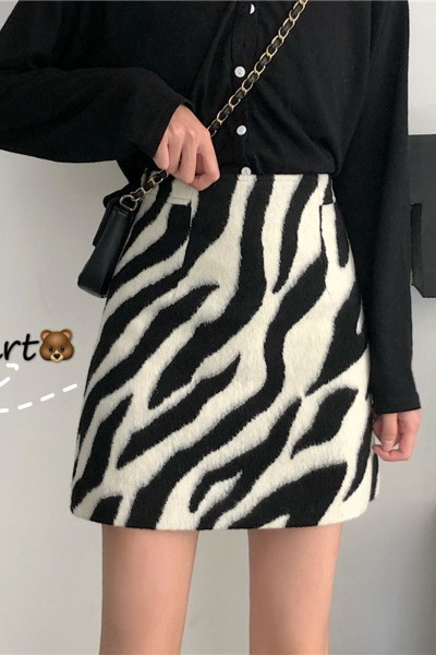Moodne naiste seelik kõrge vöökohaga ja parempoolne - sebra