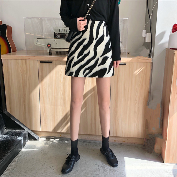 Moodne naiste seelik kõrge vöökohaga ja parempoolne - sebra