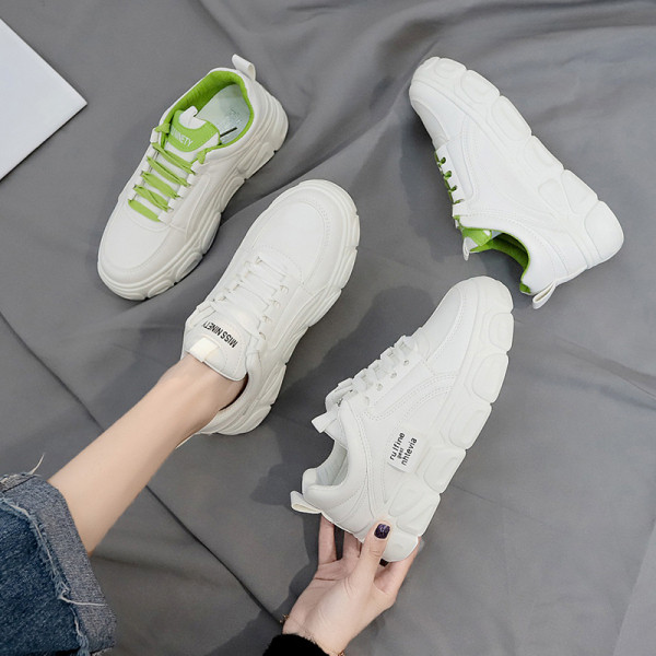 Ekobőrből készült, lapos talpú, alkalmi női tornacipő