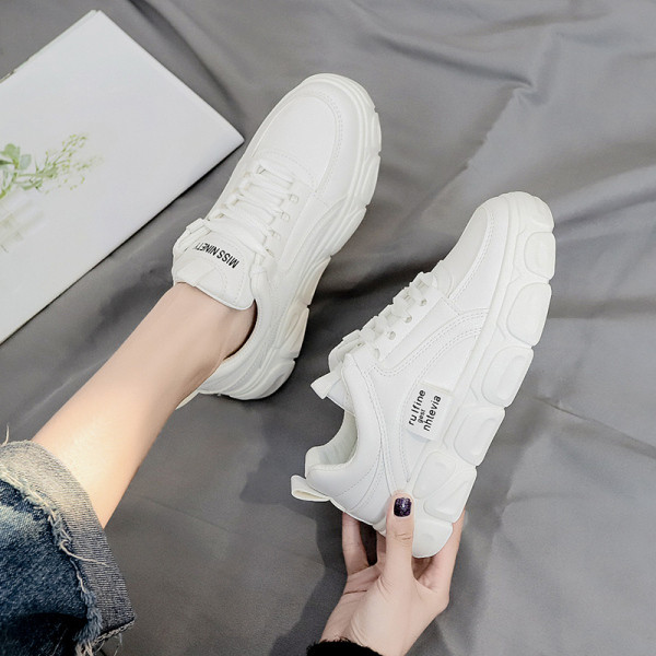 Ekobőrből készült, lapos talpú, alkalmi női tornacipő