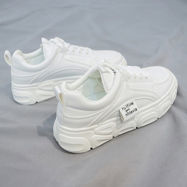 Ekobőrből készült, lapos talpú, alkalmi női tornacipő